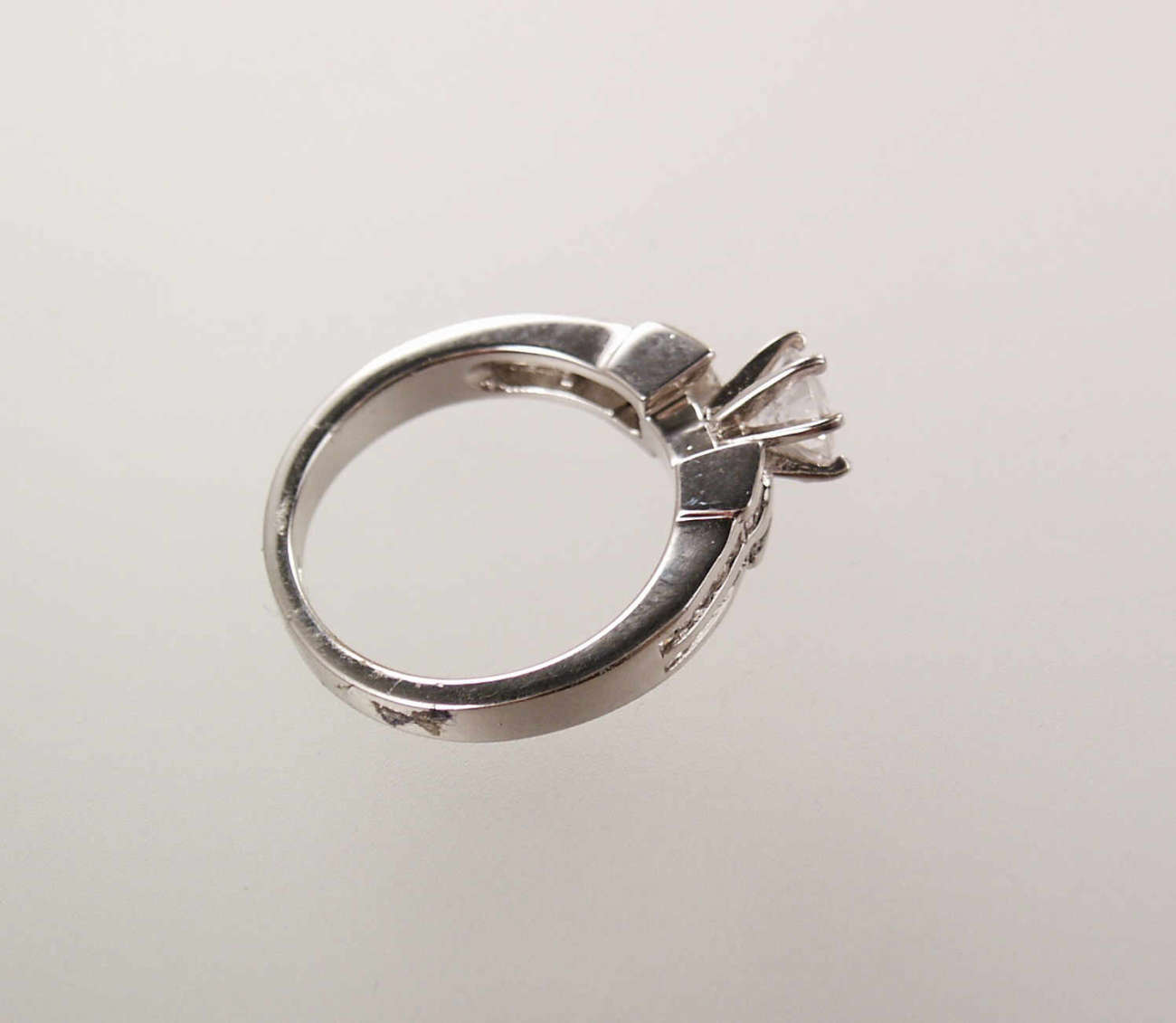 Anello Solitario con Zircone taglio Brillante rotondo in argento 925  Rodiato cod. AR0004 - Gioielleria Paolo Zorzan